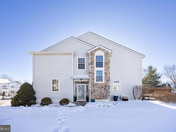 2nd image of 113 Yellowwood Ct
