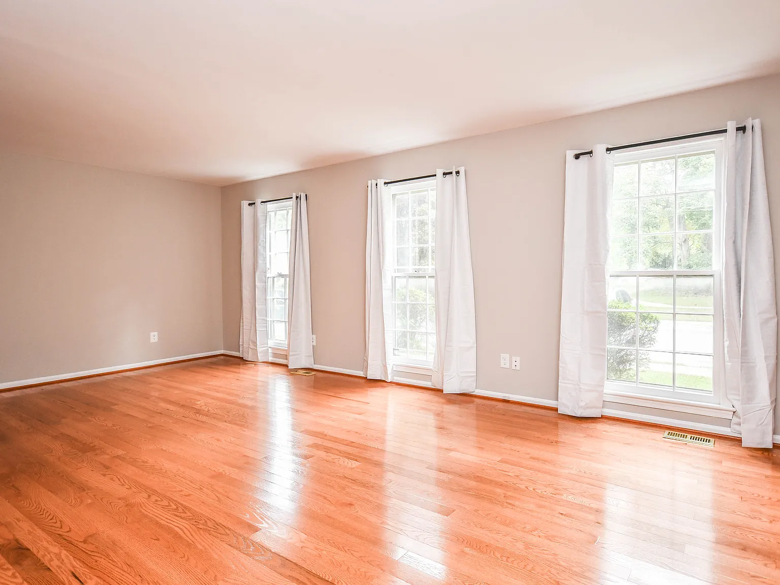 3 bed, 3.5 bath, 2376 sqft, $2,950 — Photo 4