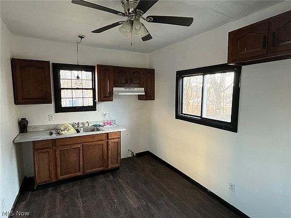 2nd image of 1216 Erie St