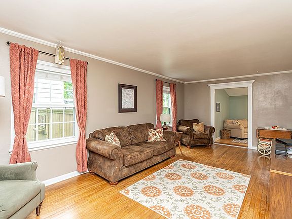 3rd image of 529 SW Kenworthy Dr