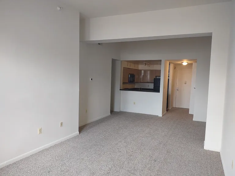 Marlboro Classic Apt & Redwood Square — Photo 49