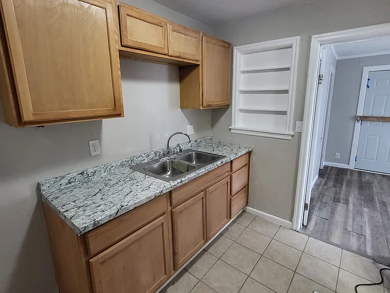 5527 Wabash Ave — Photo 2