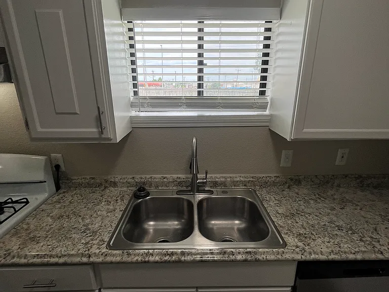 112 Derby Ln — Photo 15