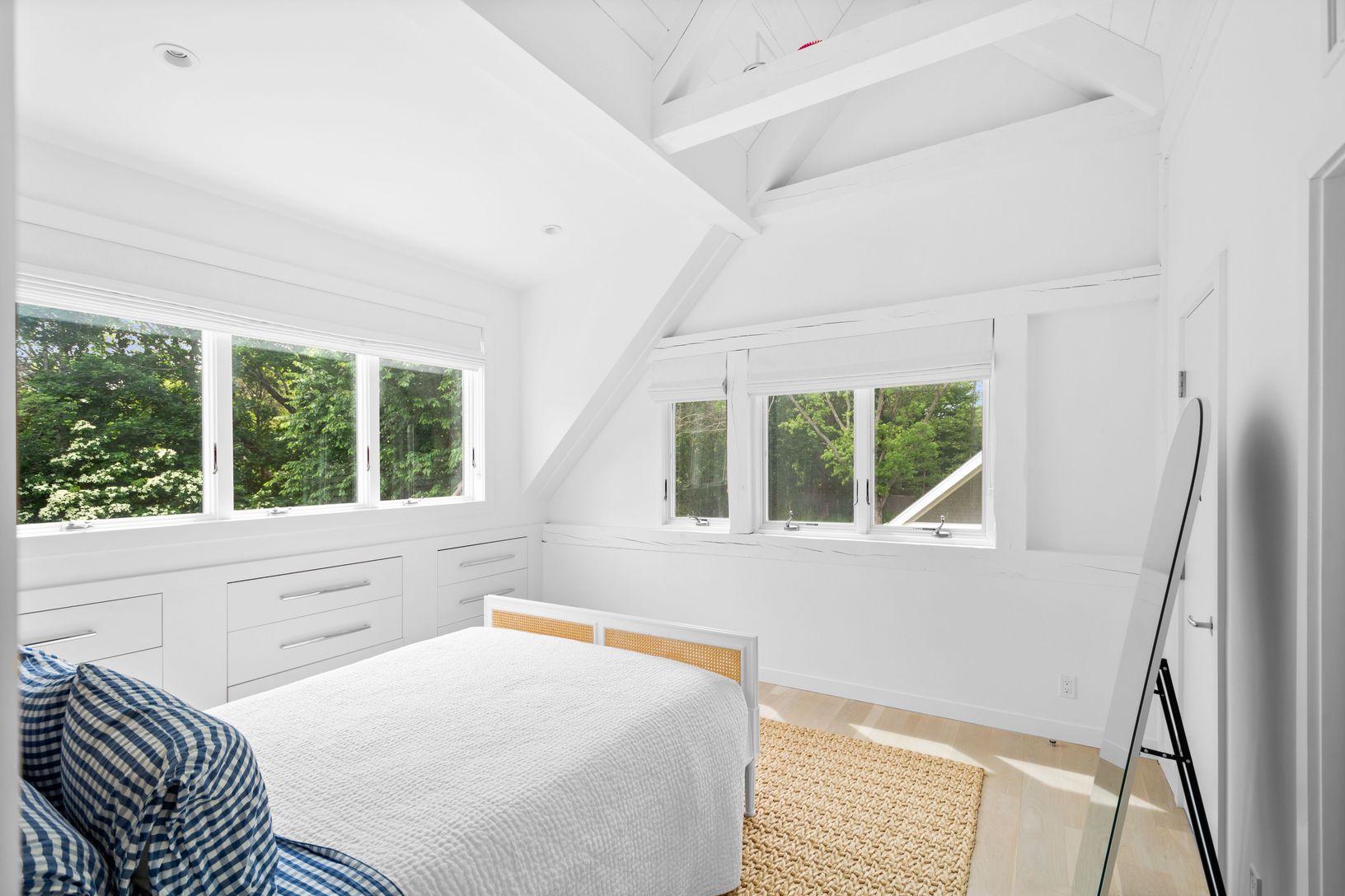  Vaulted Ceilings & Wall of Glass