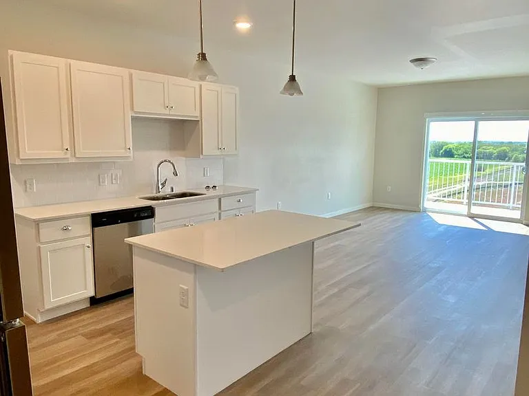 Deephaven Apartments — Photo 2