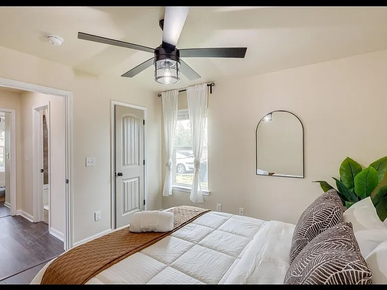 106 W Libra Dr — Photo 2