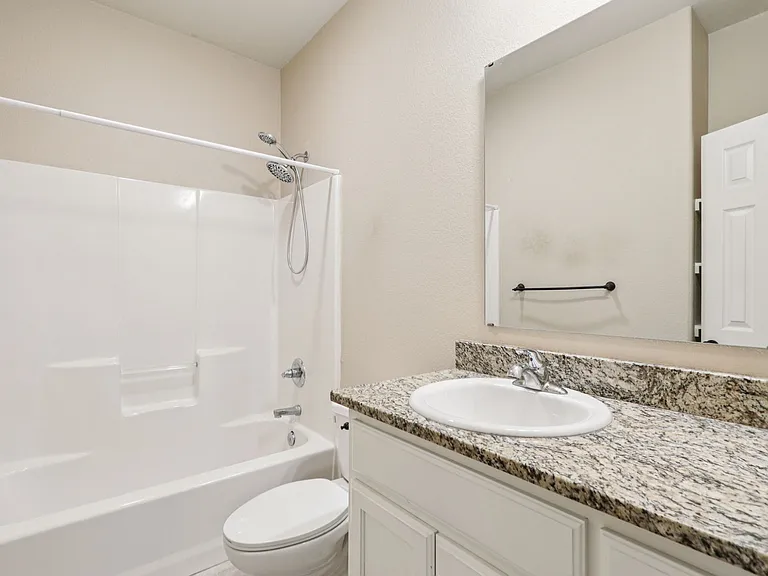 B2 - DUPLEX - 2BD, 2BA - 1054SF - Master Bathroom