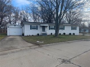 32 Festival Dr #32, Olmsted Falls, OH 44138