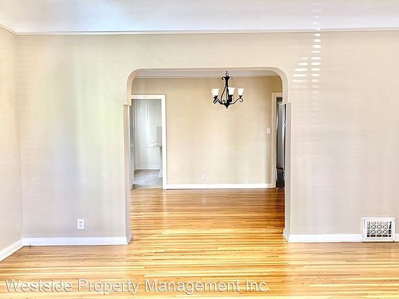 4th image of 204 S Rexford Dr #204