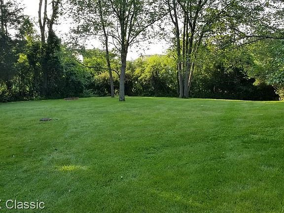 5th image of 935 Deep Valley Dr