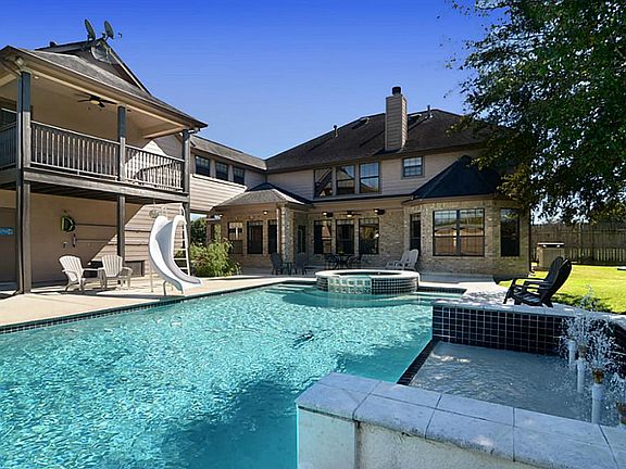 The spa soothes and the pool refreshes, yet it also catches the eye with shimmering water in both sunlight and starlight