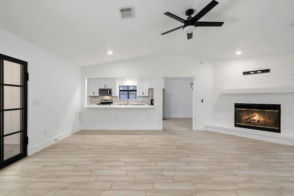 3 bed, 2.0 bath, 1695 sqft, $2,800 — Photo 2