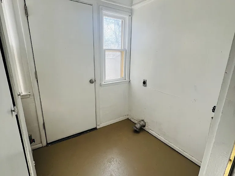 1213 W Oak Ave — Photo 4