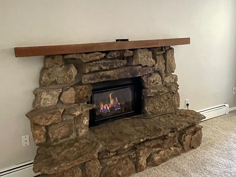 Nice fireplace to cozy ambiance.