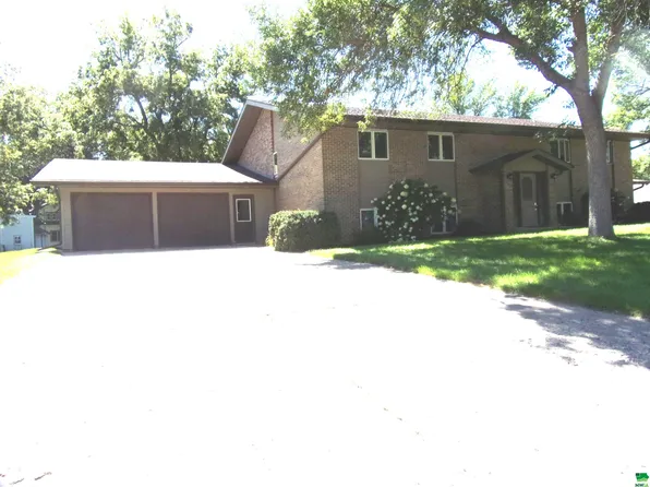 1306 13th St, Hawarden, IA 51023