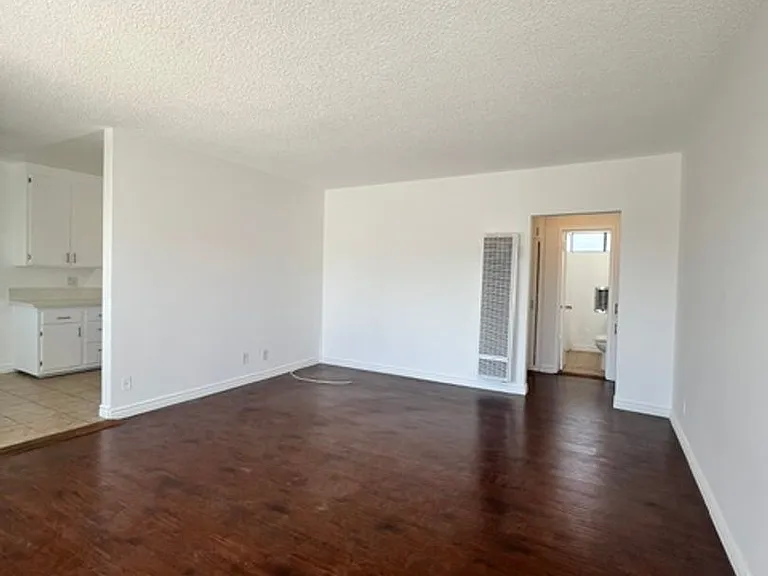 905 Edgewood St — Photo 2