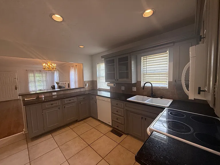 3105 NW 21st St — Photo 11
