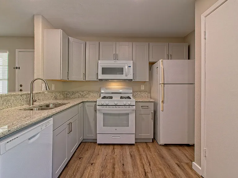 401 Hedgewood Dr #C — Photo 13
