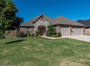 800 SW Glenfield Dr, Bentonville, AR 72712