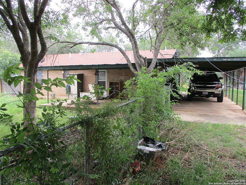 2nd image of 1113 E Comal