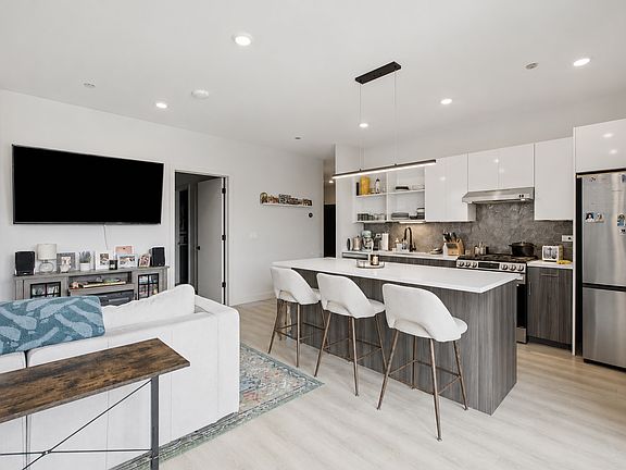 5th image of 947 W Sunnyside Ave #407
