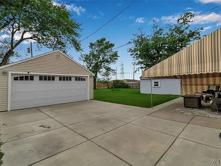 157 Royal Pkwy W — Photo 2