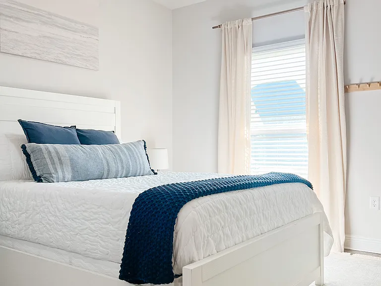 Bedroom 3: Q bed|luxury linens|full cable|ceiling fan