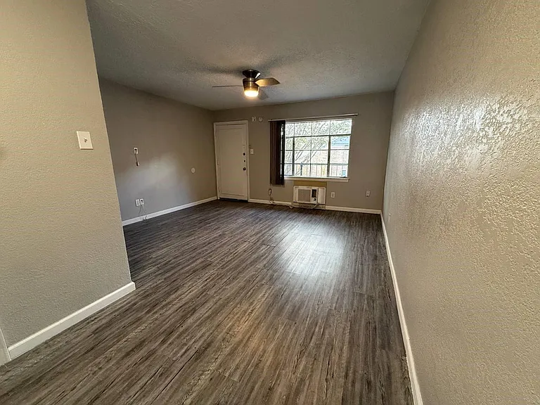 2501 Yoakum Blvd #12 — Photo 5