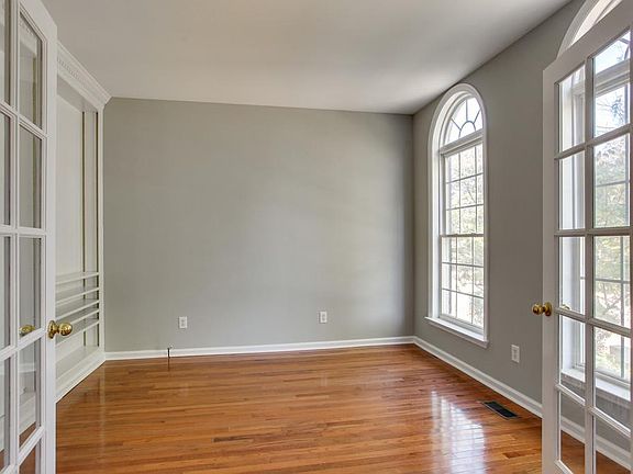 5th image of 213 Tyne Dr