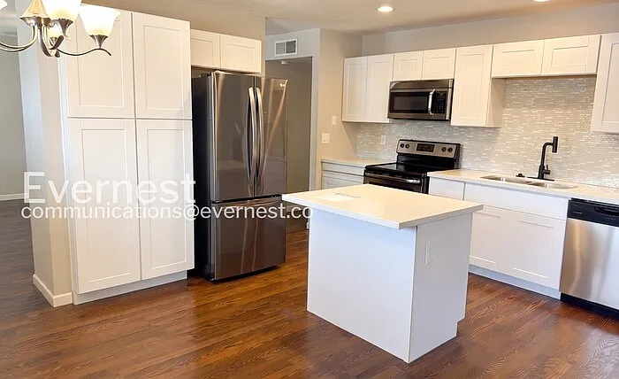 3 bed, 2.0 bath, 1338 sqft, $2,150 — Photo 2