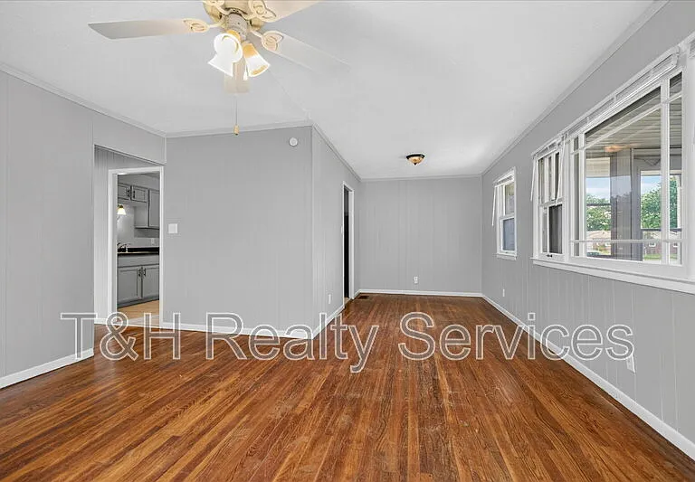 1819 Knox St — Photo 9