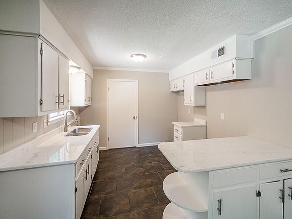 4th image of 1462 Town And Country Dr