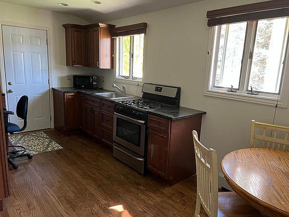 3rd image of 10 Chapin Ct