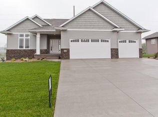 435 Robinwood Dr, Robins, IA 52328