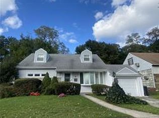 21719 Kingsbury Ave, Oakland Gardens, NY 11364
