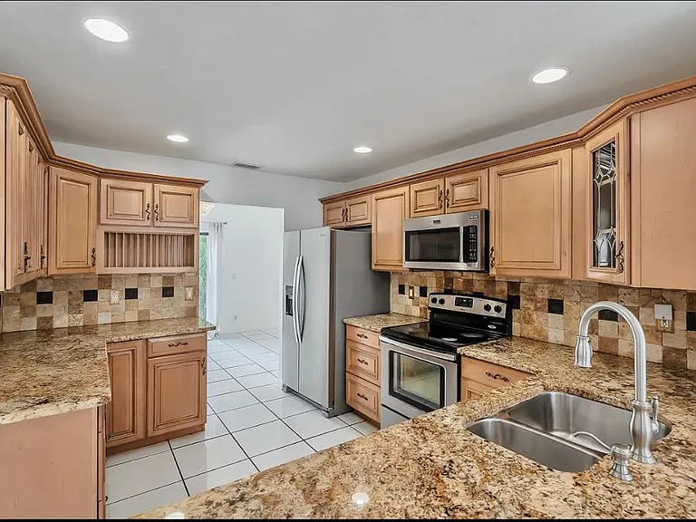 9720 Carousel Cir S — Photo 2