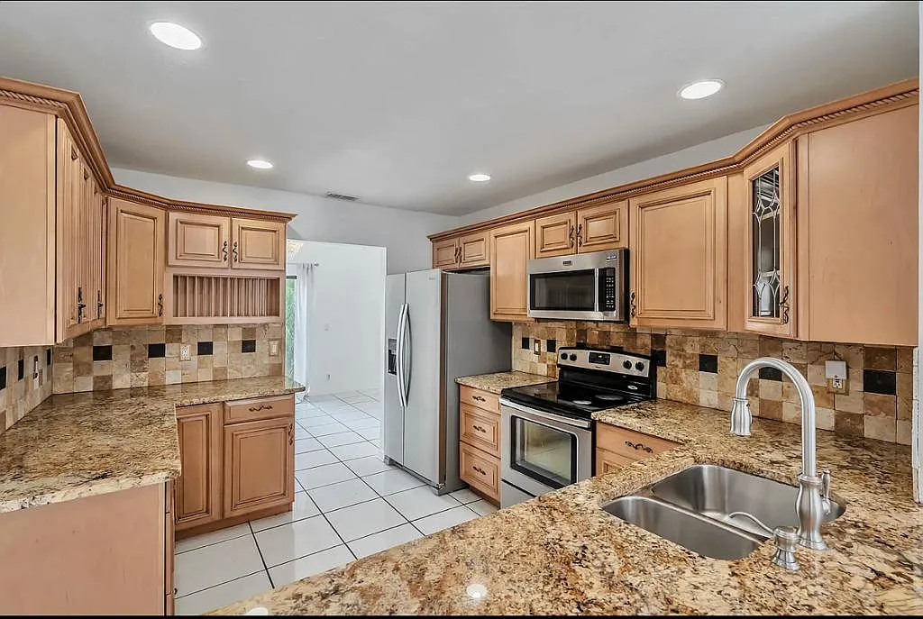Building Photo - 9720 Carousel Cir S