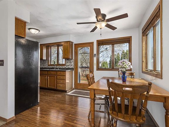 Wood flr in dining area