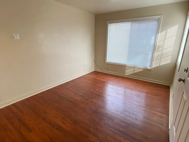 420 Burns St — Photo 4