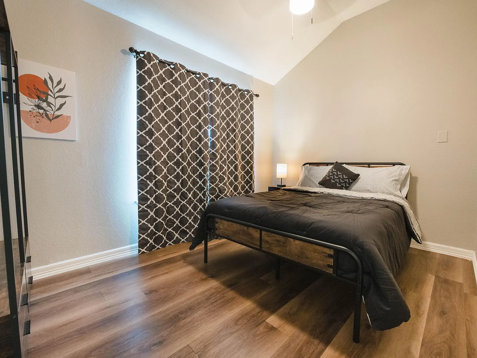 4 bed, 2.0 bath, 1943 sqft, $905 — Photo 1