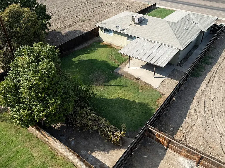 4335 W Tulare Ave — Photo 29