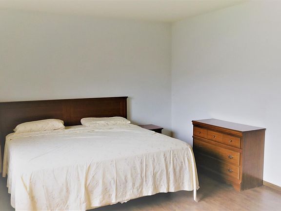3rd image of 3889 Woodlake Dr