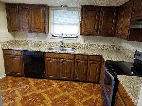 4th image of 528 Crane Cir