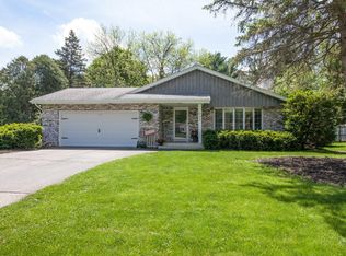665 Heather Ln, Oconomowoc, WI 53066