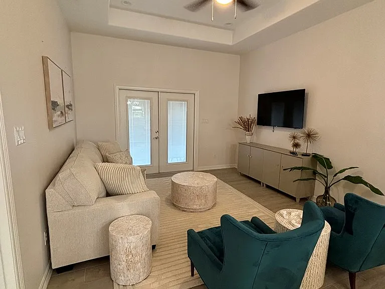 13 N Bay Hill Dr — Photo 2