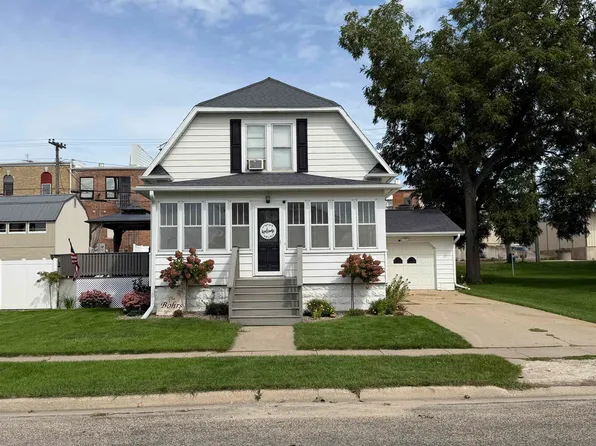 103 E Clark St, Calmar, IA 52132