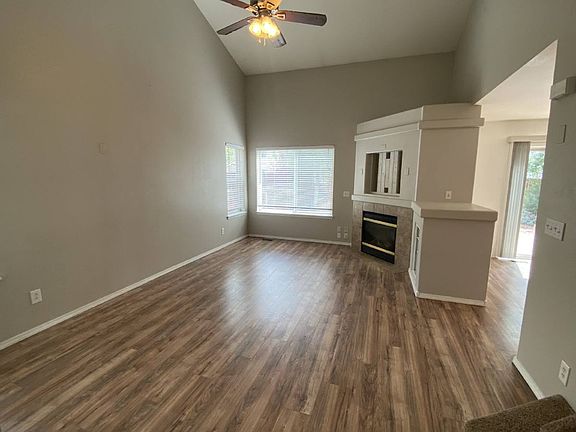 3rd image of 10364 Dahlia St