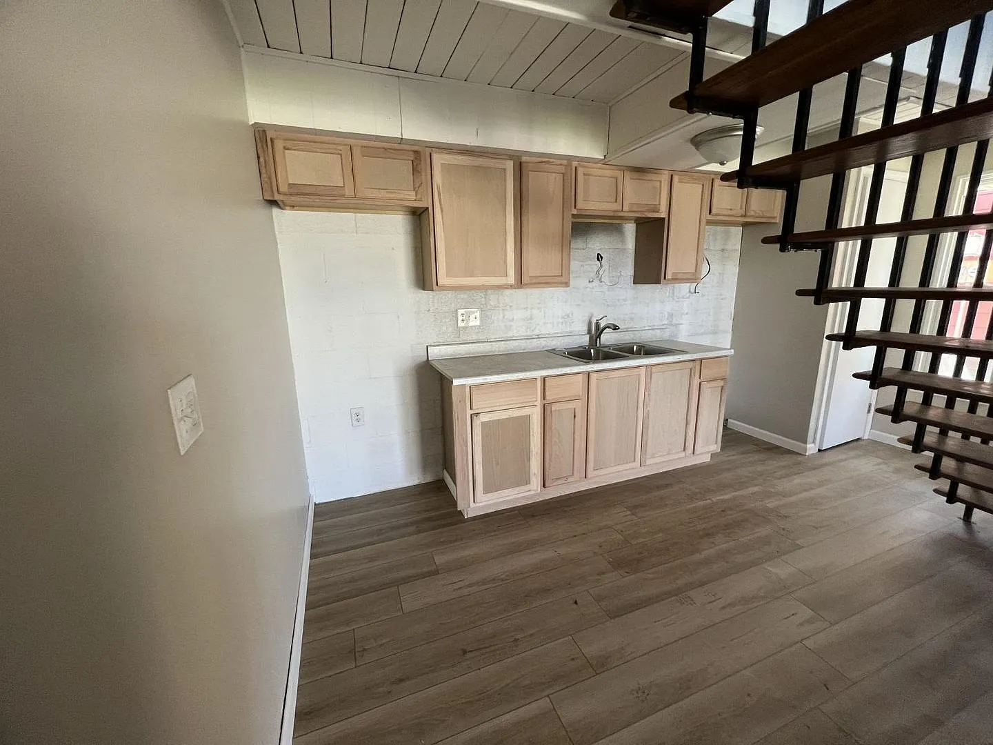 390/396 N Cedar St Apartments — Photo 2