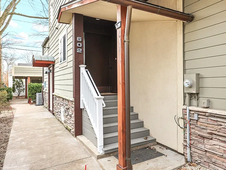 602 E Lincoln St — Photo 2