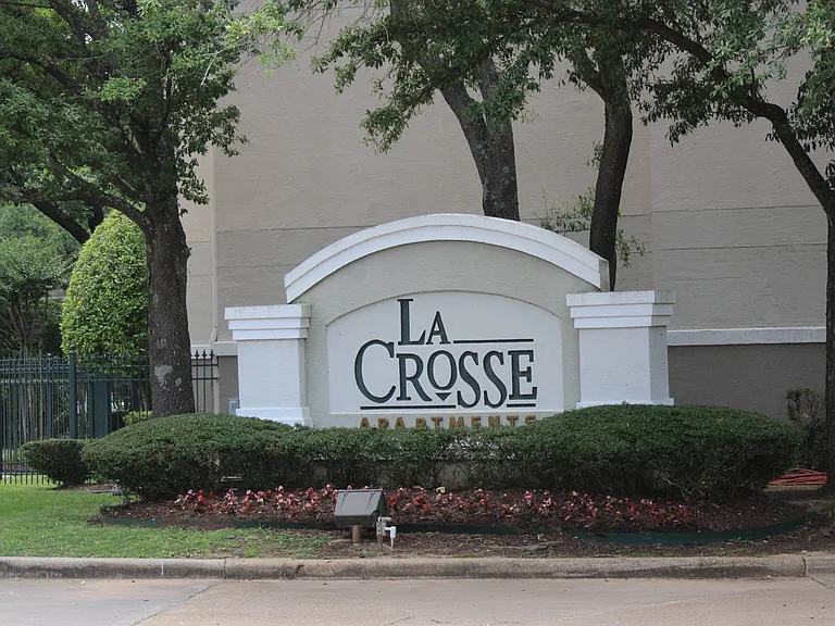 LaCrosse Apartments and Carriage Homes — Photo 31